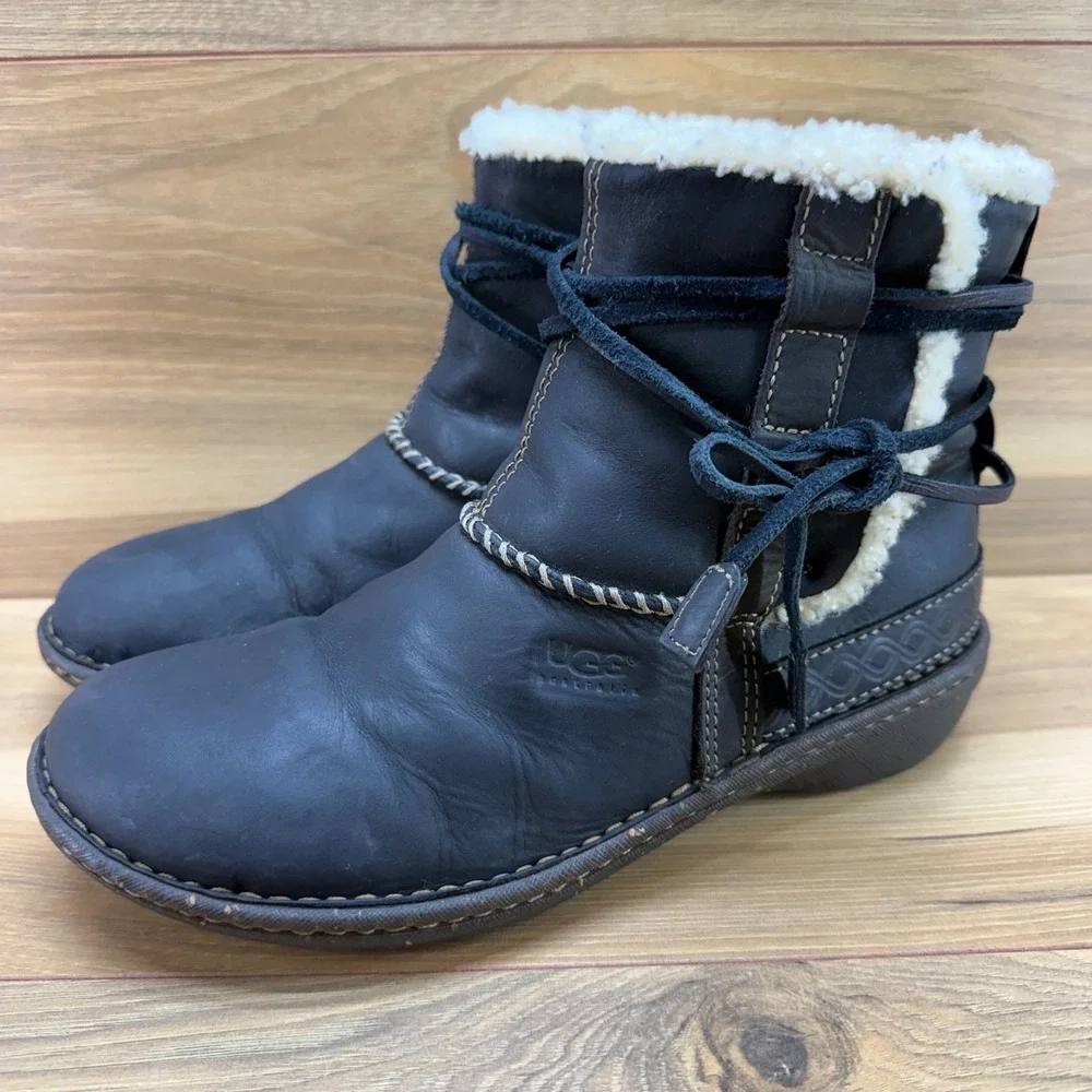 UGG Cove Ankle Boots 9 Black Leather Shearling Fur Lined Cozy Sherpa Cabin Core